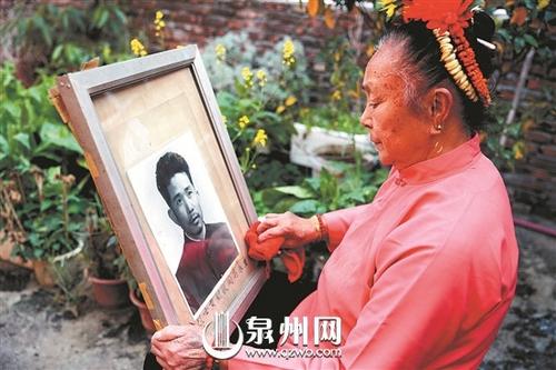 中國(guó)僑網(wǎng)每年清明,朱留石都會(huì)把這張從也門帶過(guò)來(lái)的遺像輕輕擦拭。 陳曉東 文/圖