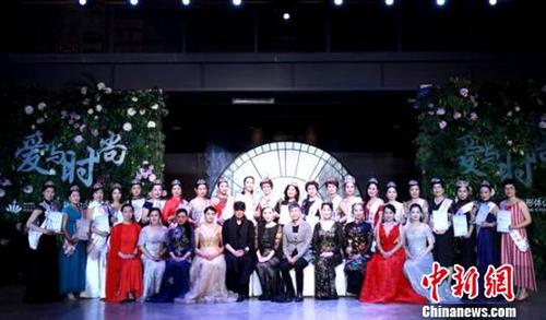 中國僑網(wǎng)4月15日晚,,第五屆中國旗袍大賽東南區(qū)啟動(dòng)儀式和旗袍公益微電影新聞發(fā)布會在福州馬尾老爺車博物館舉行?!〈蟠āz