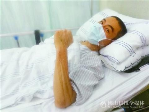 中國僑網(wǎng)躺在病床上的王鵬握緊拳頭為自己打氣,。/佛山日?qǐng)?bào)見習(xí)記者韋娟明攝