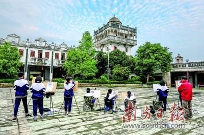 中國僑網(wǎng)教倫中學(xué)經(jīng)常組織學(xué)生進(jìn)行鄉(xiāng)村碉樓寫生創(chuàng)作,。開平市教育局供圖