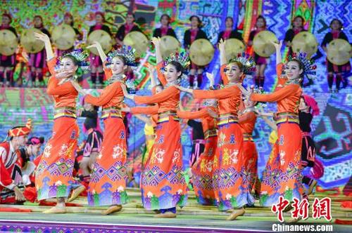 中國僑網(wǎng)圖為開場歌舞《又是一年三月三》?!●樤骑w 攝