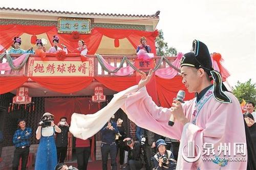 中國僑網(wǎng)現(xiàn)場演繹拋繡球征婿