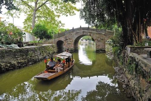 中國僑網(wǎng)逢簡水鄉(xiāng),,游客乘小船石橋,。 羊城晚報(bào)記者 林桂炎 攝