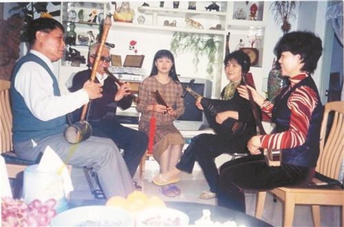 中國(guó)僑網(wǎng)鄭芳卉(左三)和母親吳淑珍(右二)正在彈唱南音,。