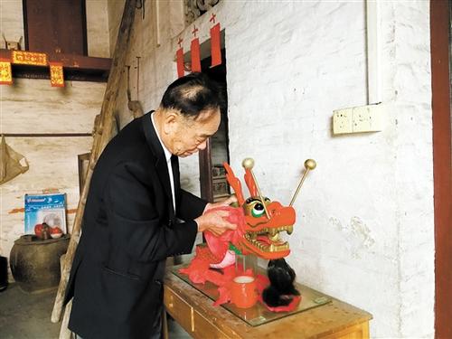 中國僑網(wǎng)鄧錫康把自己珍藏的龍頭“請”了出來。