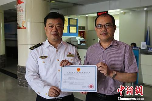 中國(guó)僑網(wǎng)泉州海事局人員為中挪諾航船員管理有限公司頒發(fā)《海洋船舶船員服務(wù)機(jī)構(gòu)資質(zhì)證書(shū)》,。 王黎 攝
