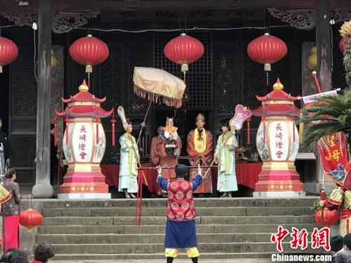 中國僑網(wǎng)日本長崎興福寺每年春節(jié)長崎燈會時都舉辦“媽祖行列”活動,,以隆重的儀式紀(jì)念媽祖神像的到來,。(資料圖片) 林文清 攝