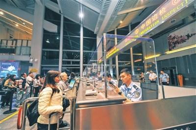 中國(guó)僑網(wǎng)資料圖:5月2日,,邊檢站工作人員在??诿捞m國(guó)際機(jī)場(chǎng)為外國(guó)游客辦理免簽入境手續(xù),。 (《海南日?qǐng)?bào)》記者 袁琛 攝)