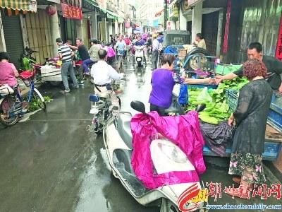 中國僑網(wǎng)攤販占道經(jīng)營,讓原本狹窄的道路更加擁堵。 本報記者 莊園 攝