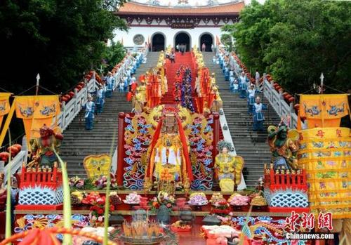 中國僑網(wǎng)資料圖,,5月8日,,媽祖誕辰1058周年紀(jì)念大會(huì)暨戊戌年春祭大典在福建省莆田市湄洲島舉行,吸引東南亞國家以及臺(tái)灣地區(qū)的媽祖宮廟代表前來共祭媽祖,。目前,,全球43個(gè)國家和地區(qū)有上萬座媽祖分靈廟,,信眾達(dá)3億多人。2009年9月30日,,“媽祖信俗”被聯(lián)合國教科文組織列入“人類非物質(zhì)文化遺產(chǎn)代表作名錄”,。圖為媽祖金身,。 王東明 攝