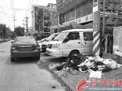 中國僑網(wǎng)潮汕路古板頭村路段,人行道成車行停車場。 詹妙蓉 攝
