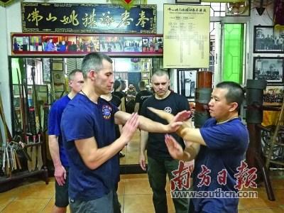 中國僑網詠春拳佛山市級非遺傳承人姚忠強(右)與俄羅斯徒弟切磋武藝,。受訪者供圖