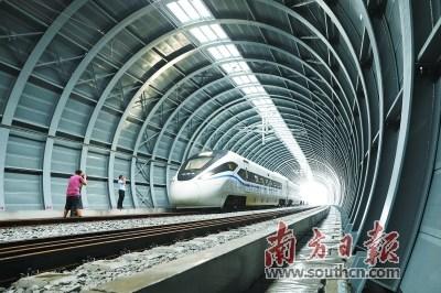 中國僑網(wǎng)全球首例拱形全封閉聲屏障,,使動車經(jīng)過“小鳥天堂”時進(jìn)入靜音模式,。 南方日報記者 張冠軍 攝