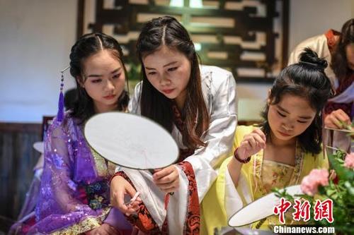 中國僑網(wǎng)繡娘們正在研究湘繡,?!钊A峰 攝
