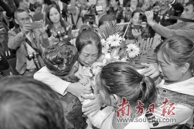中國僑網(wǎng)相見一刻,,林珍妹和家人都忍不住抱頭痛哭。