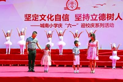 中國僑網(wǎng)學(xué)生與家長同臺(tái)演出