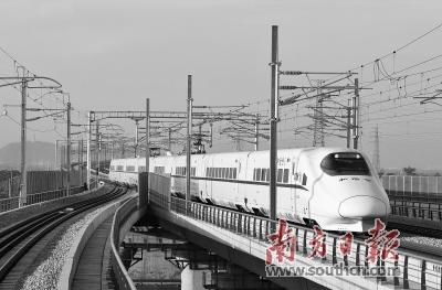 中國(guó)僑網(wǎng)試運(yùn)行列車(chē)行駛在江湛鐵路上,,時(shí)速達(dá)200km/h,。楊興樂(lè) 攝