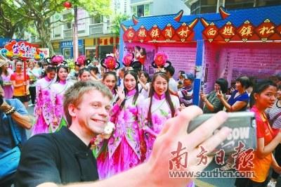 中國僑網(wǎng)大仙誕廟會吸引外國友人前來體驗(yàn),。 鐘梓泓 攝
