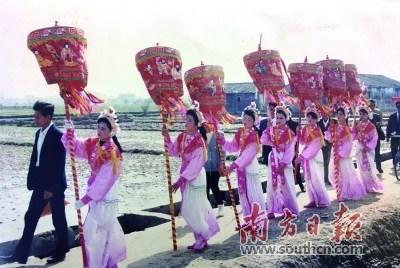 中國僑網(wǎng)這張拍攝上世紀(jì)90年代初潮汕民俗活動的照片,,是林凱龍的得意之作,。受訪者供圖