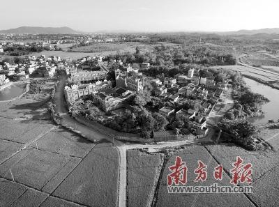 中國(guó)僑網(wǎng)開平塘口鎮(zhèn)通過現(xiàn)代化運(yùn)營(yíng)模式吸引了越來越多的游客。南方日?qǐng)?bào)記者 肖雄 攝