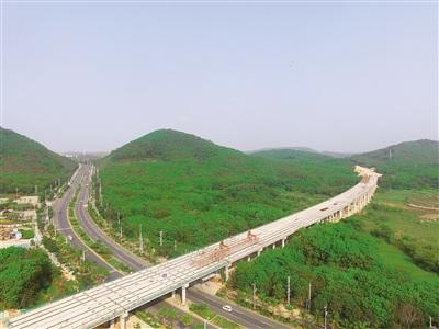 中國僑網(wǎng)建設(shè)中的萬寧至洋浦高速公路與屯瓊高速公路交叉點,。省交通工程建設(shè)局 供圖