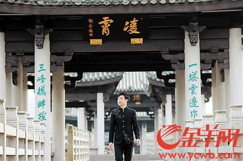 中國僑網(wǎng)元朝走在潮州廣濟橋上,,他致力于通過原創(chuàng)音樂推廣家鄉(xiāng)文化,。