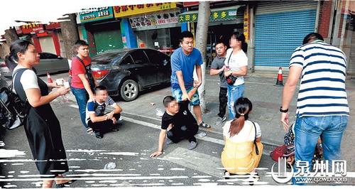 中國僑網(wǎng)民警清晨突擊,抓獲正在吃早餐的多名“醫(yī)托”,。(圖片來源:泉州網(wǎng))