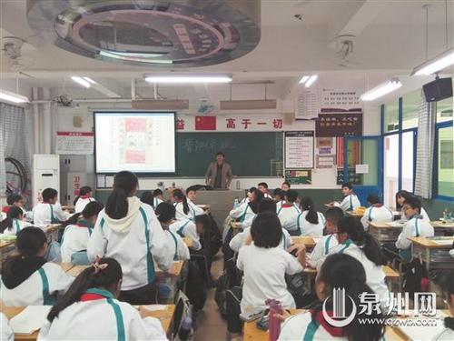 中國(guó)僑網(wǎng)楊銀平在僑批美術(shù)課上,。