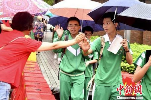 中國僑網(wǎng)高考首日,,今天廣州迎來強(qiáng)降雨,,7萬余名考生雨中奔赴60個考點(diǎn)參加高考?!£愺K旻 攝