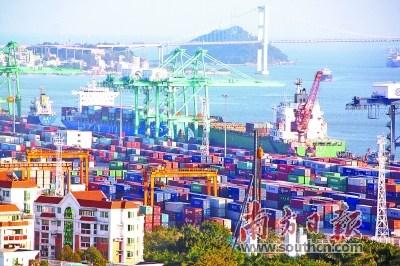 中國僑網如今的汕頭港,,已成為“一帶一路”15個重點建設港口之一。圖為汕頭港珠池港區(qū)。本版攝影:楊立軒