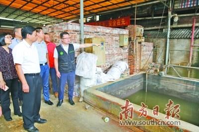 中國僑網(wǎng)佛山市環(huán)保局局長(zhǎng)楊永泰帶隊(duì)突擊檢查被市民投訴的污染企業(yè),。佛山市環(huán)保局供圖