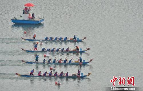 中國(guó)僑網(wǎng) 龍舟在三峽大壩前的湖北省秭歸縣徐家沖港灣水域比拼 雷勇 攝