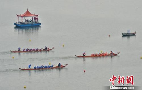 中國(guó)僑網(wǎng)各條龍舟爭(zhēng)相前進(jìn) 雷勇 攝