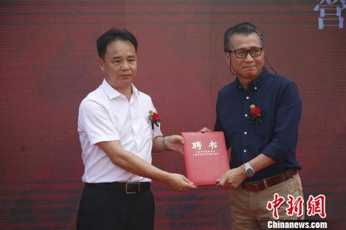 中國(guó)僑網(wǎng)15日,,臺(tái)灣知名收藏家,、營(yíng)建專家吳傳治(右)受聘為泉州美食城營(yíng)建藝術(shù)總顧問(wèn)?!£慅埳健z