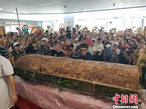 中國僑網圖為千斤巨粽展示與"開吃"現場,。 宋秀杰 攝