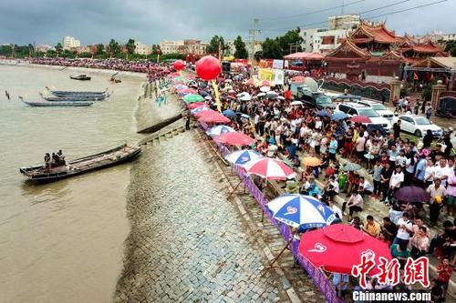 中國(guó)僑網(wǎng)6月18日,,福建省石獅市蚶江鎮(zhèn)古渡頭人頭攢動(dòng),中國(guó)獨(dú)一無(wú)二的端午民俗——海上潑水在此上演?!O虹 攝