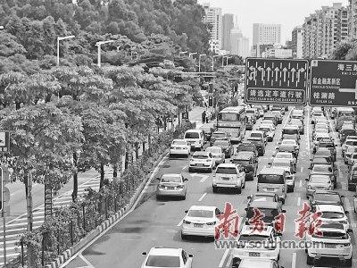 中國僑網(wǎng)南海大道—海五路路口為北向進入城區(qū)的第一個燈控路口,承接了兩條快速通道交通,因此路口左轉(zhuǎn),、直行需求大,。李欣 攝