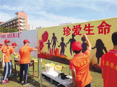 中國(guó)僑網(wǎng)6月22日,,文昌市舉辦“開放海南·繪畫無(wú)毒人生”萬(wàn)人彩繪活動(dòng),。