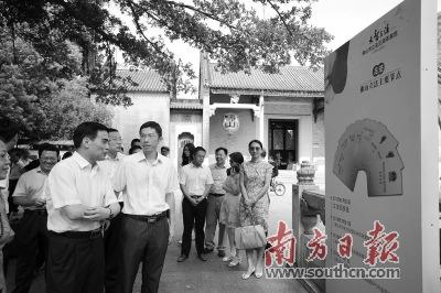 中國僑網(wǎng)佛山地方立法三周年圖片展在禪城區(qū)兆祥法制公園開展,。 唐夢 攝