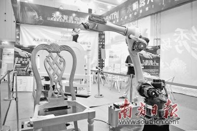 中國僑網(wǎng)展會現(xiàn)場,天太機(jī)器人展示運(yùn)用于實(shí)木家具生產(chǎn)線上的噴涂機(jī)器人,。