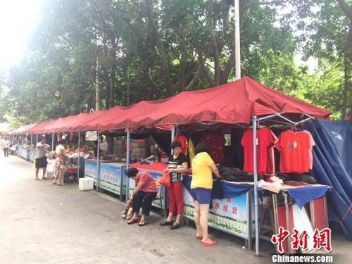中國僑網(wǎng)福建晉江設(shè)立“便民服務(wù)點(diǎn)”,,解決攤販占道經(jīng)營老大難問題,,讓整個(gè)城市有溫度有活力,圖為青新社區(qū)便民服務(wù)點(diǎn),?!∨PФY 攝