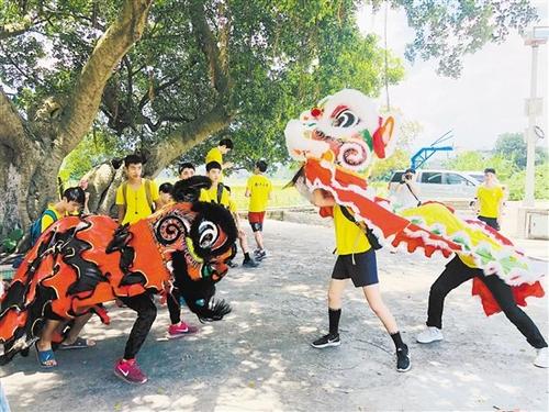 中國僑網(wǎng)在開平倉東學(xué)習(xí)舞獅,。