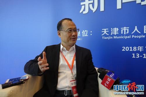 中國僑網(wǎng)圖為香港新華集團(tuán)主席,、香港中華總商會(huì)會(huì)長蔡冠深談投資經(jīng)營,。 7月13日,由天津市人民政府、國務(wù)院僑務(wù)辦公室共同主辦的“2018中國·天津華僑華人創(chuàng)業(yè)發(fā)展洽談會(huì)暨世界僑商項(xiàng)目與商品博覽會(huì)”在天津梅江國際會(huì)展中心舉行,。大會(huì)以 “萬僑創(chuàng)新,、合作發(fā)展” 為主題,,匯集了海內(nèi)外重要嘉賓1300余人前來參加,。活動(dòng)期間,,中國僑網(wǎng)邀請(qǐng)多位知名華商,,就多領(lǐng)域熱點(diǎn)進(jìn)行訪問。 周欣嬡 攝