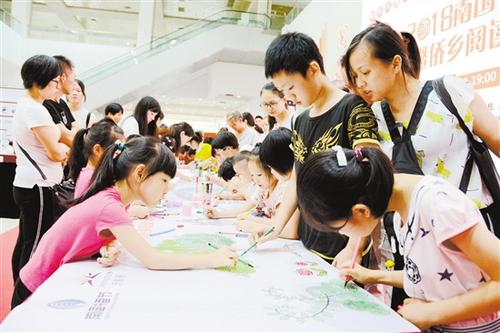 中國(guó)僑網(wǎng)在百米畫(huà)卷涂鴉活動(dòng)現(xiàn)場(chǎng),,小朋友們忙得不亦樂(lè)乎,。 黎禹君 攝