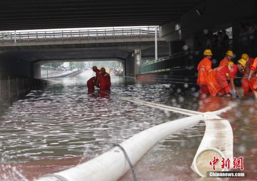 中國僑網(wǎng)7月16日,受北京暴雨影響,,昌平回龍觀地區(qū)部分路口,、路段出現(xiàn)不同程度積水,。中新社記者 賈天勇 攝