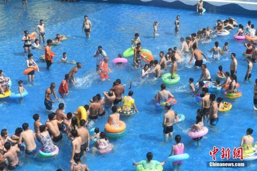 中國僑網(wǎng)7月19日,,重慶市民在水上公園消暑,當(dāng)日,重慶市氣象局發(fā)布“高溫紅色預(yù)警”信號,。楊孝勇 攝
