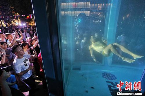 中國(guó)僑網(wǎng)街頭“潛水”,。 中新社記者 張亨偉 攝