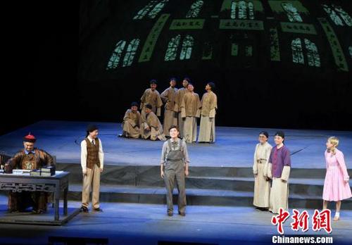 中國僑網(wǎng)8月5日,福建人民藝術(shù)劇院原創(chuàng)大型勵(lì)志兒童劇《幼童留洋記》在福州福建人民藝術(shù)劇院人藝劇場上演?!⒖筛z