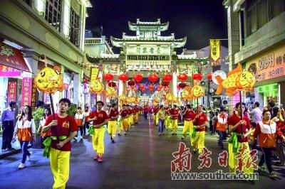 中國僑網牌坊街文化巡游特色文化活動,,吸引八方游客,。謝木鑫 攝