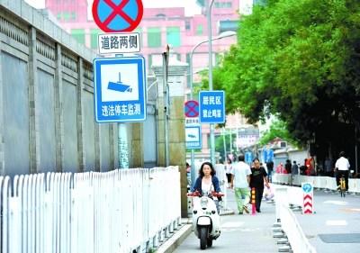 中國僑網(wǎng)昨天(14日),煤渣胡同道路全面落實禁停,,兩側(cè)有多處禁停標(biāo)識和監(jiān)測設(shè)施,。本報記者 和冠欣攝